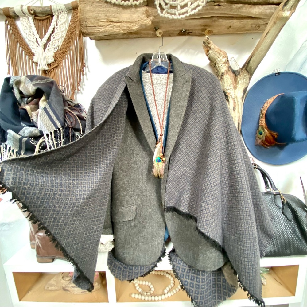Made in Italy Wool Reversible boho cape/body wrap w western cottage core vibe - Picture 4 of 10